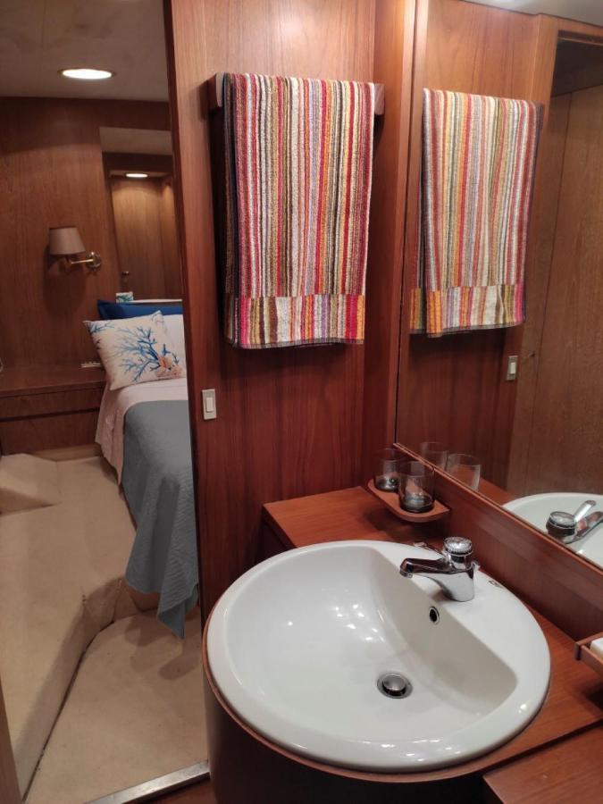 Boat & Breakfast Lucretia, Luxury Yacht Hotel อาร์บาตักซ์ ภายนอก รูปภาพ