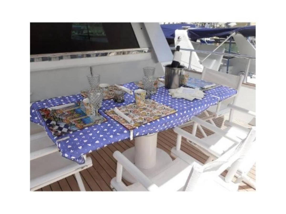 Boat & Breakfast Lucretia, Luxury Yacht Hotel อาร์บาตักซ์ ภายนอก รูปภาพ
