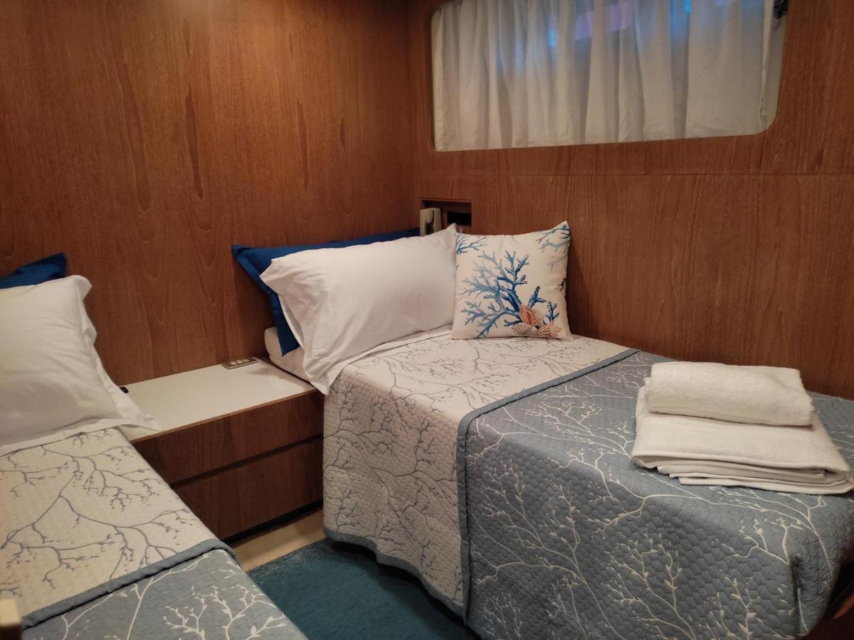 Boat & Breakfast Lucretia, Luxury Yacht Hotel อาร์บาตักซ์ ภายนอก รูปภาพ