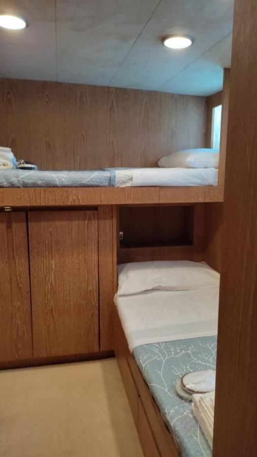 Boat & Breakfast Lucretia, Luxury Yacht Hotel อาร์บาตักซ์ ภายนอก รูปภาพ