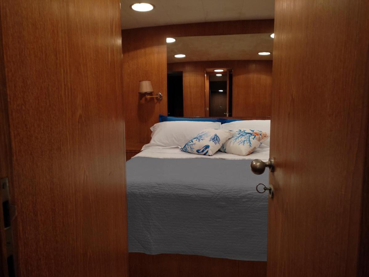 Boat & Breakfast Lucretia, Luxury Yacht Hotel อาร์บาตักซ์ ภายนอก รูปภาพ