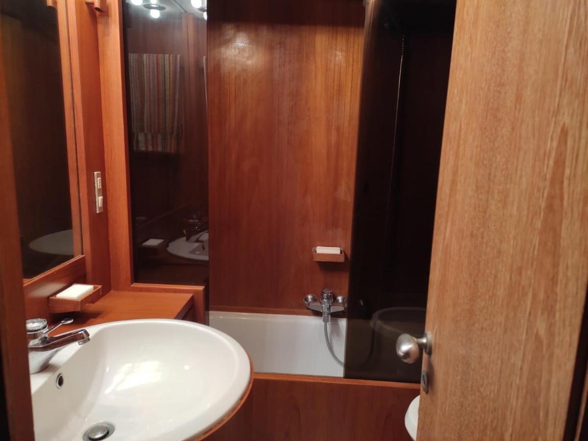 Boat & Breakfast Lucretia, Luxury Yacht Hotel อาร์บาตักซ์ ภายนอก รูปภาพ