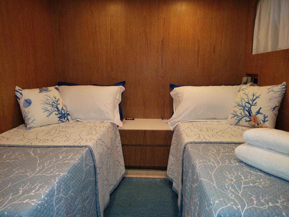 Boat & Breakfast Lucretia, Luxury Yacht Hotel อาร์บาตักซ์ ภายนอก รูปภาพ