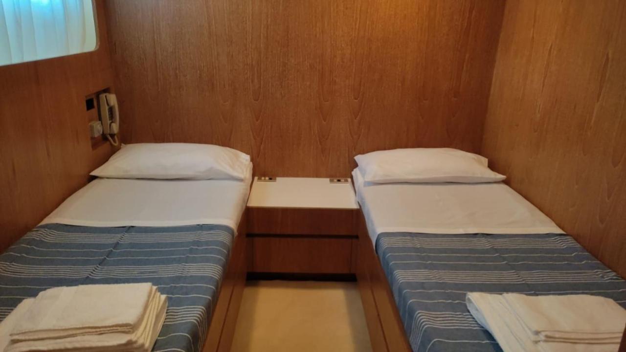 Boat & Breakfast Lucretia, Luxury Yacht Hotel อาร์บาตักซ์ ภายนอก รูปภาพ