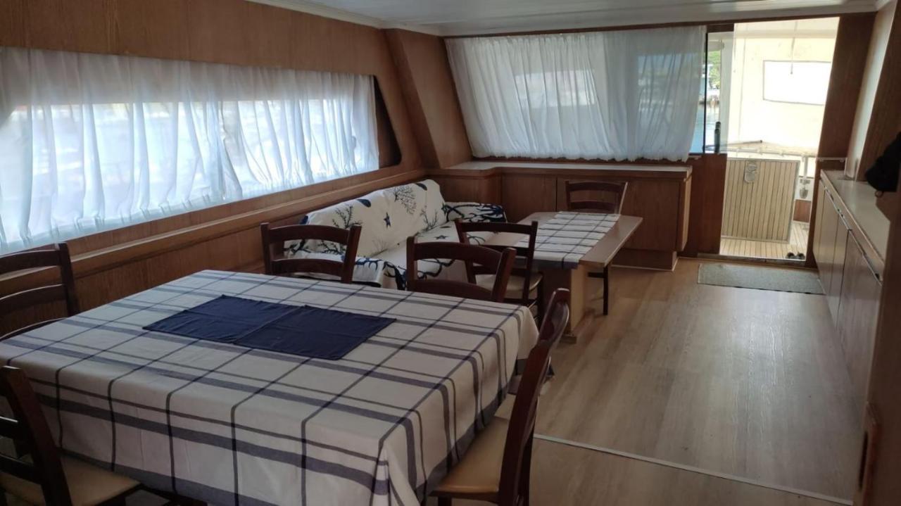 Boat & Breakfast Lucretia, Luxury Yacht Hotel อาร์บาตักซ์ ภายนอก รูปภาพ