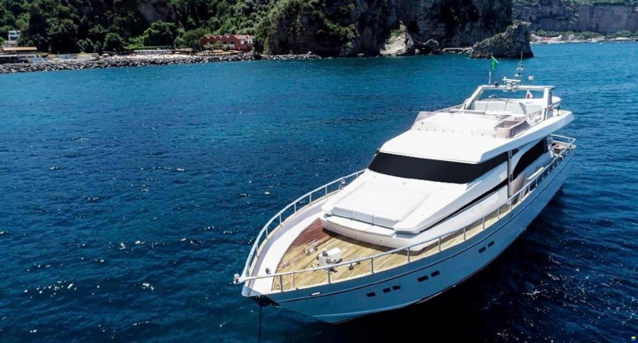 Boat & Breakfast Lucretia, Luxury Yacht Hotel อาร์บาตักซ์ ภายนอก รูปภาพ