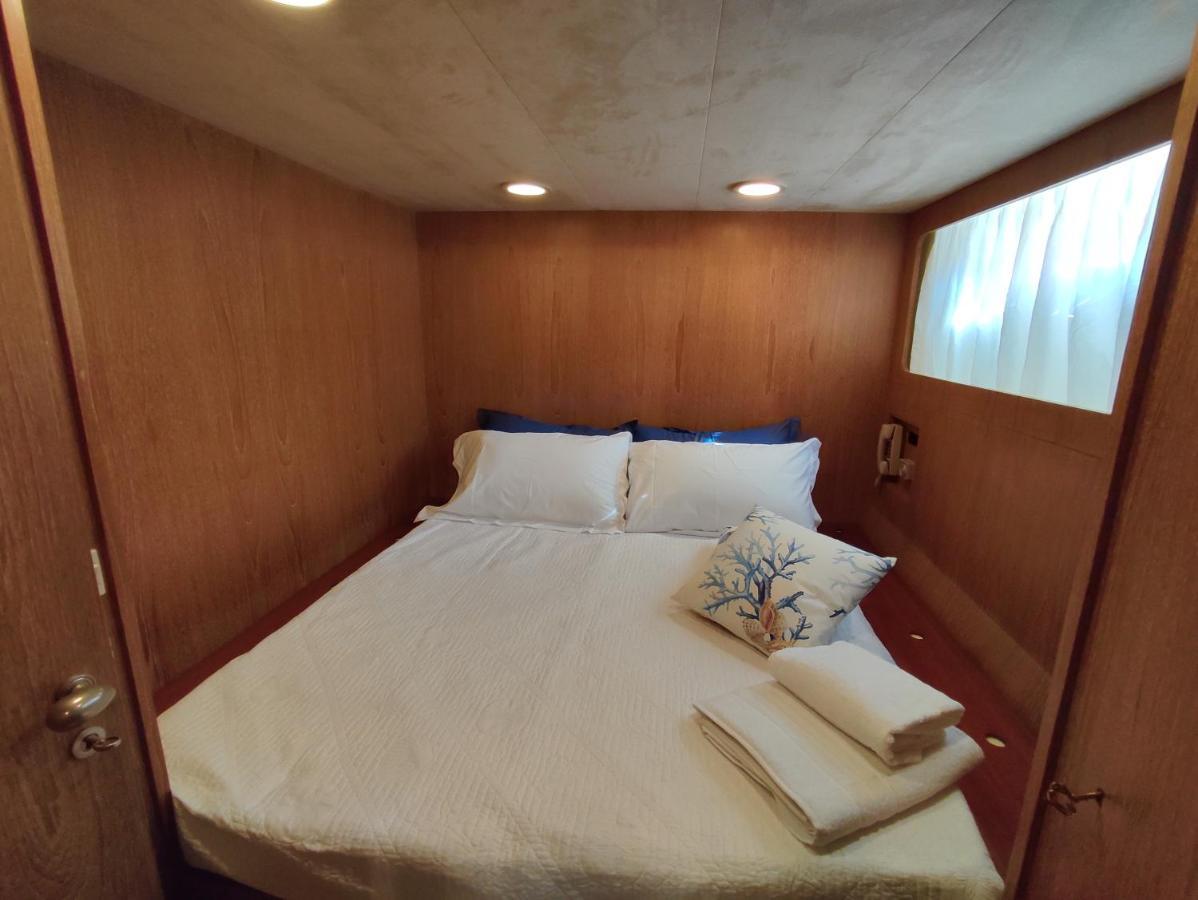 Boat & Breakfast Lucretia, Luxury Yacht Hotel อาร์บาตักซ์ ภายนอก รูปภาพ