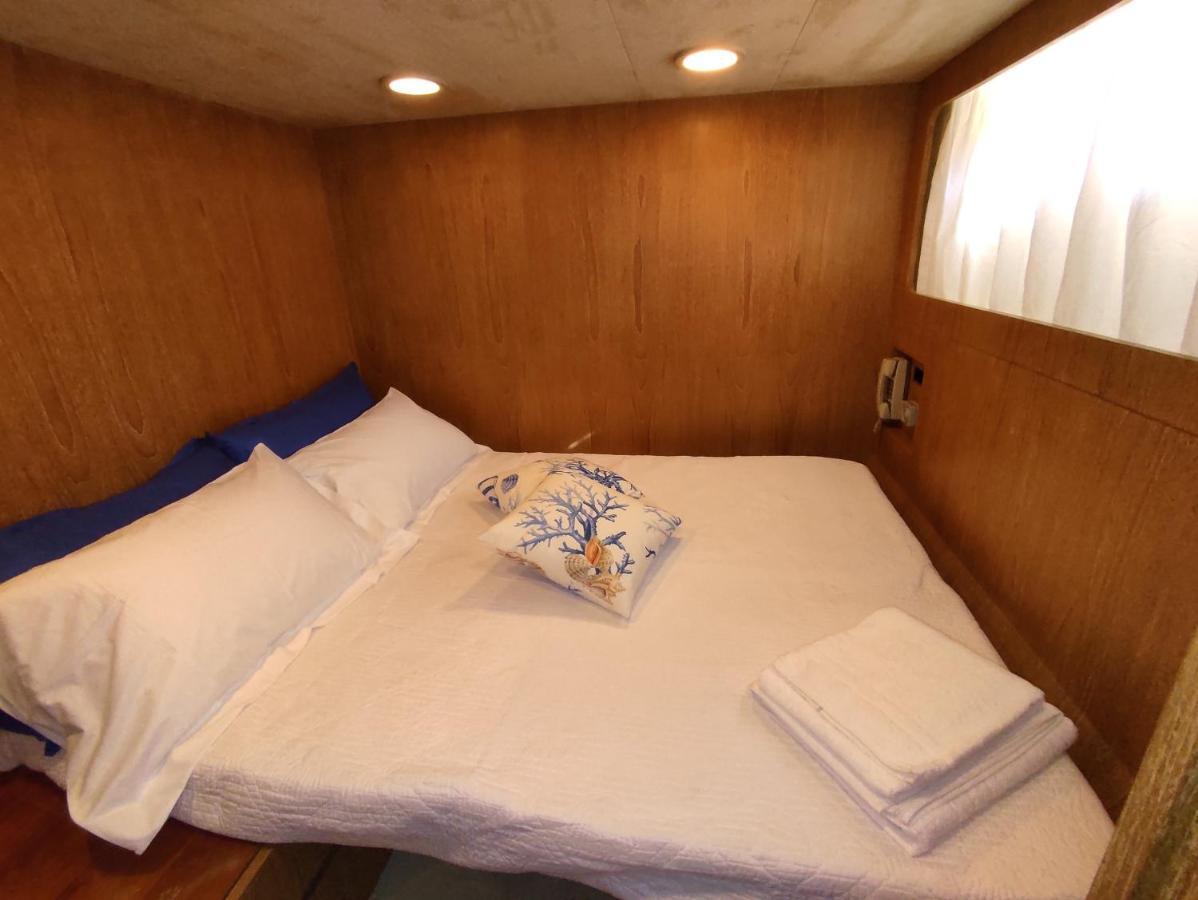 Boat & Breakfast Lucretia, Luxury Yacht Hotel อาร์บาตักซ์ ภายนอก รูปภาพ