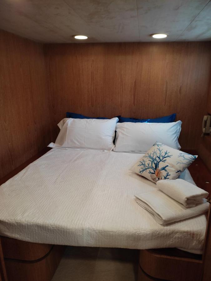 Boat & Breakfast Lucretia, Luxury Yacht Hotel อาร์บาตักซ์ ภายนอก รูปภาพ