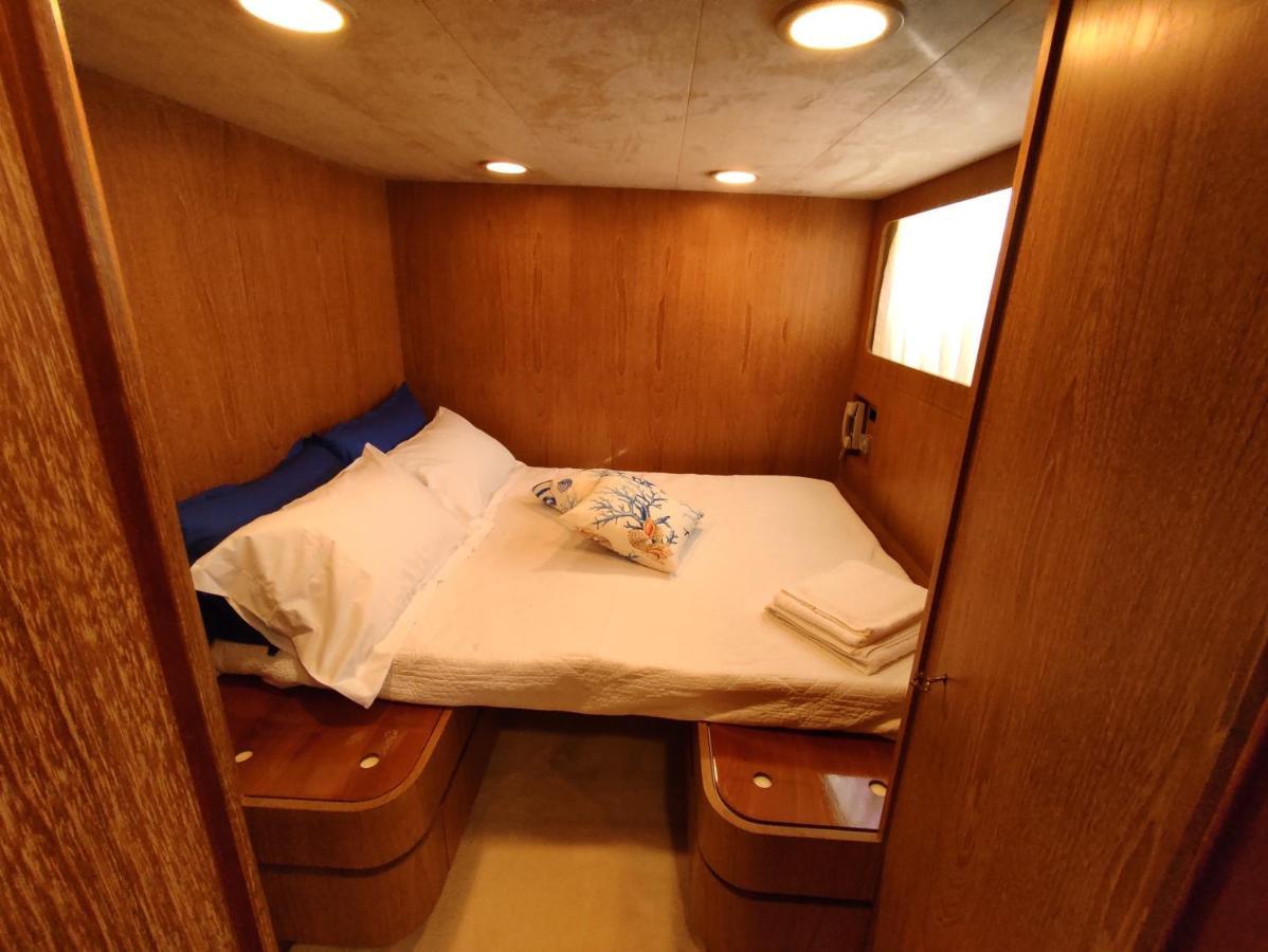 Boat & Breakfast Lucretia, Luxury Yacht Hotel อาร์บาตักซ์ ภายนอก รูปภาพ